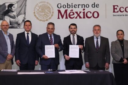(Cent.) El presidente de CANACAR, Augusto Ramos, y Luis Tello, presidente de ANERPV firmaron el acuerdo acompañados de Ignacio Aguado (2do.der), director general de Innovación, Servicios y Comercio Interior de la Secretaría de Economía 