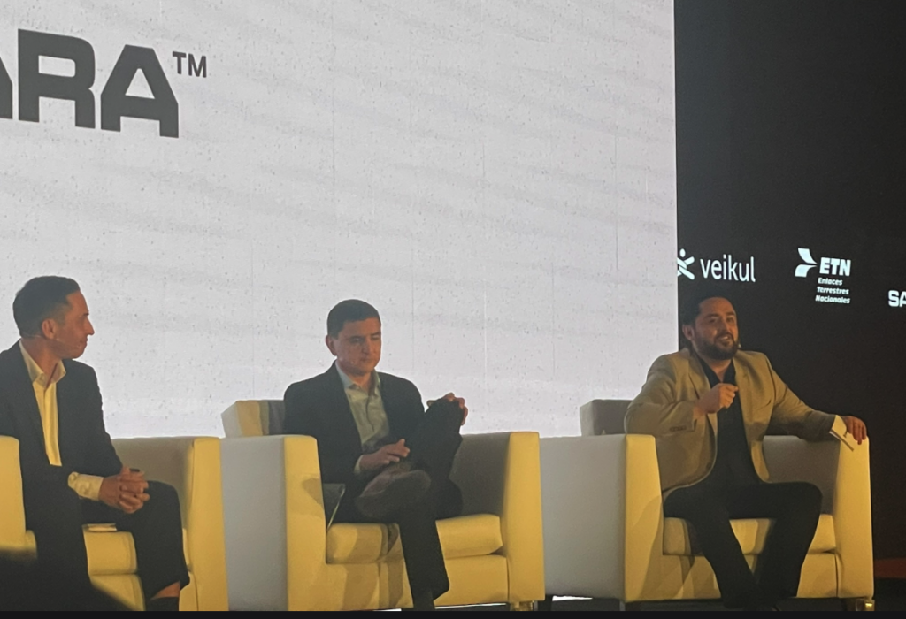 Ángel Garibay, director general de ALA Transportes, Trayecto, y Javier Pedroza, director de tecnologías de Grupo Tomza en el panel organizado por Samsara.