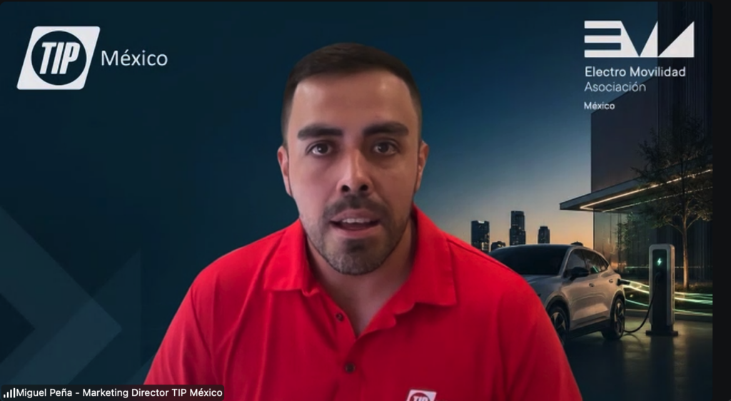 Miguel Peña, director de marketing y comunicación de TIP México, modera el tema sobre la recarga de los vehículos eléctricos. 
