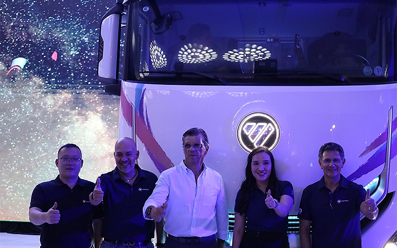 Pablo Torrejón, director comercial de Carga de FOTON México; Karla Rodriguez, gerente comercial; Sergio Chavarría, director de Posventa de FOTON México frente al tractocamión Galaxus en XIAN Motors Guadalajara