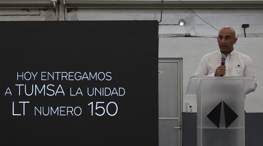 Carlos Orozco, director comercial de Sierra Norte, durante la entrega de la unidad LT 150 de International a TUMSA