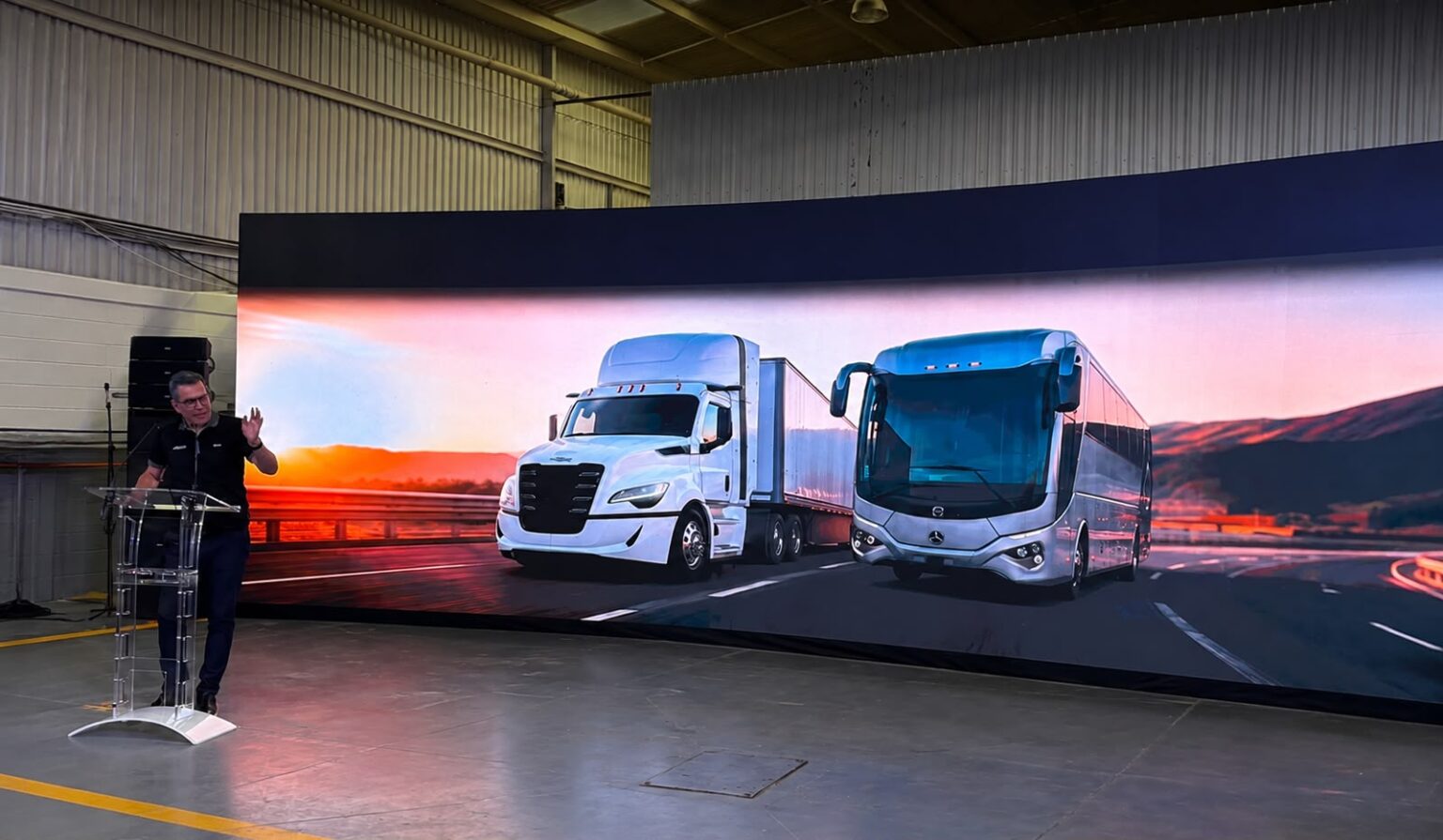 Con-nuevas-instalaciones-Daimler-Truck-Mexico-y-Velocity-atienden-a-clientes-en-Silao-y-San-Juan-de-los-Lagos-factor-automotor