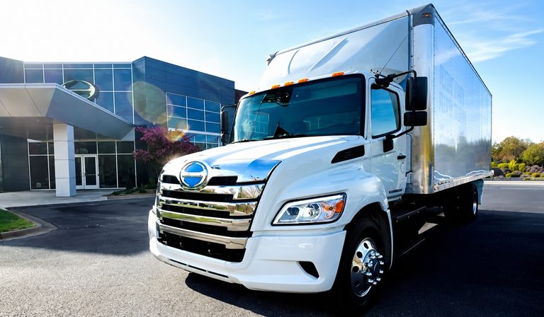 Conoce el vehículo eléctrico de batería de carga media de Hino Trucks