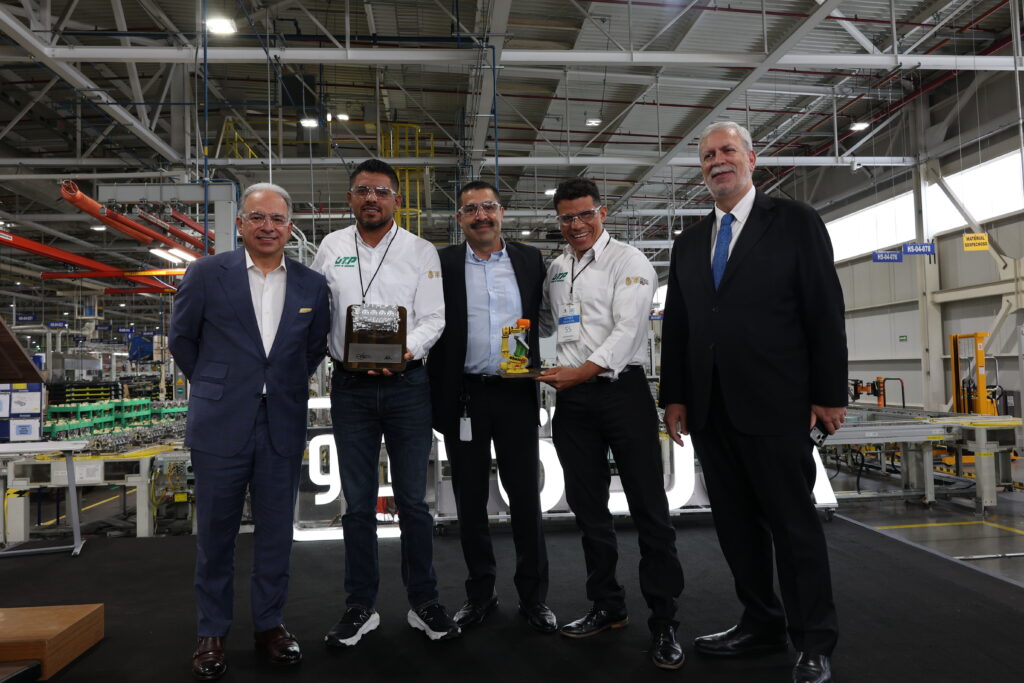 (De izq. a der.) Paco Garza, presidente de GM México; Luis Dircio, Rector de la Universidad Tecnológica y Politécnica de la Sierra de Guerrero;Artemio Ruiz, director de GM Complejo Toluca, Francisco González, presidente de la INA.