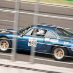Automóvil deportivo clásico azul número 151 corriendo en el Autódromo Hermanos Rodríguez durante el Gran Premio Histórico