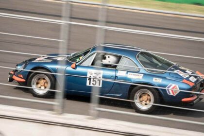 Automóvil deportivo clásico azul número 151 corriendo en el Autódromo Hermanos Rodríguez durante el Gran Premio Histórico