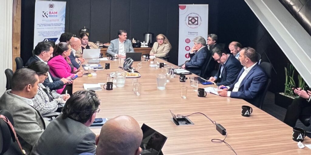 A la reunión del CLAUMET asistieron representantes de asociaciones y empresarios de la industria automotriz. 