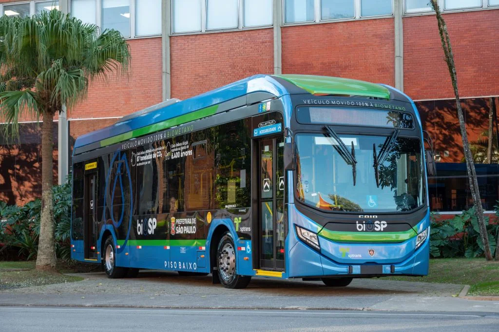 Scania presentó en Lat Bus 2026 su nuevo autobús de gas natural y biometano. 