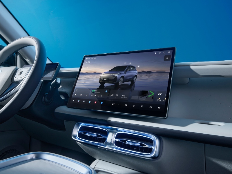 Pantalla táctil flotante de 14.6 pulgadas en el tablero del Leapmotor B10 mostrando la interfaz del vehículo y controles del sistema LEAP OS 4.0.