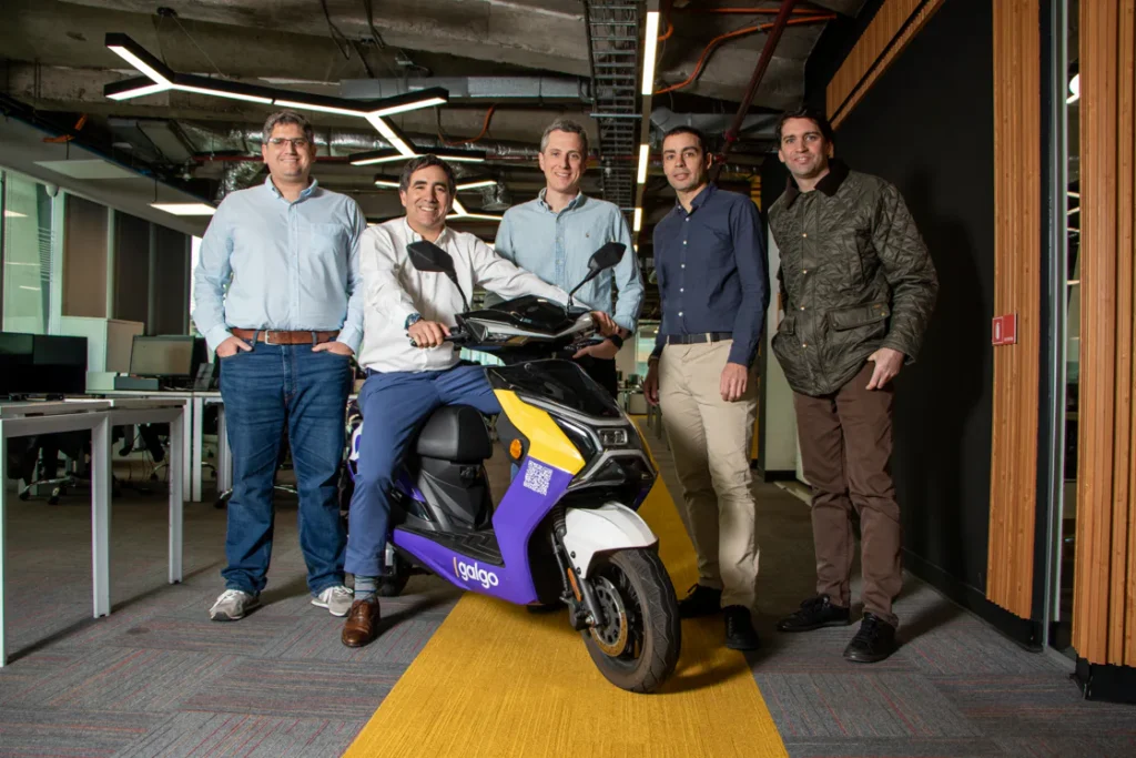 La alianza de Uber y Galgo permitirá que conductores y repartidores puedan acceder a mejores condiciones de crédito para adquirir una moto propia.