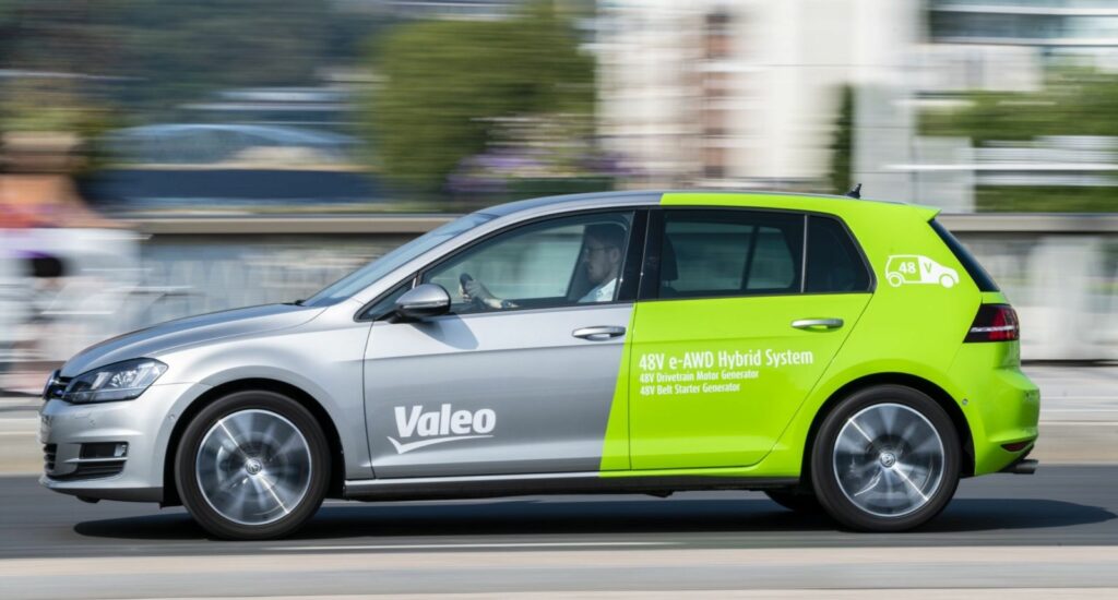 El sistema de gestión térmica 48V de VALEO puede facilitar la carga rápida de los vehículos híbridos y eléctricos al conservar la temperatura de la batería. Factor Automotor