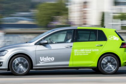 El sistema de gestión térmica 48V de VALEO puede facilitar la carga rápida de los vehículos híbridos y eléctricos al conservar la temperatura de la batería. Factor Automotor
