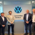 El acuerdo firmado por Augusto Ramos (cent. izq) y Roberto Cortes, presidente y CEO de Volkswagen Camiones y Buses (cent. der.) busca facilitar la renovación de flotas.