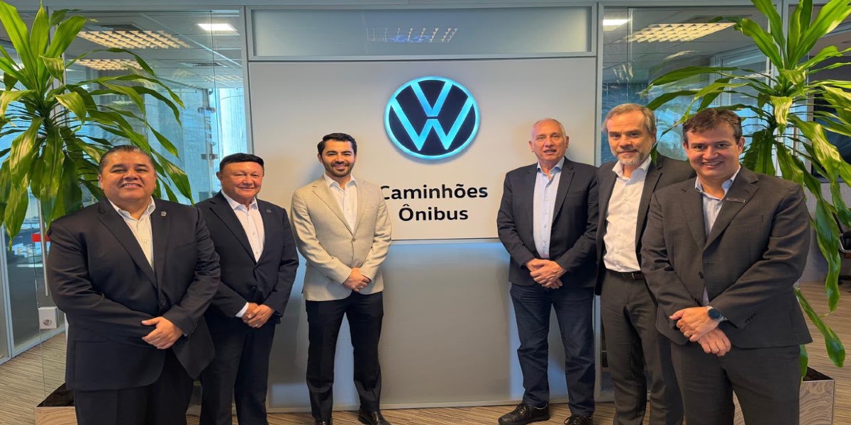 El acuerdo firmado por Augusto Ramos (cent. izq) y Roberto Cortes, presidente y CEO de Volkswagen Camiones y Buses (cent. der.) busca facilitar la renovación de flotas.