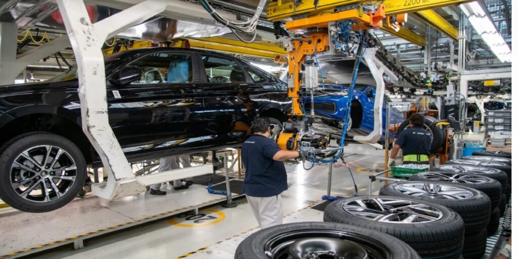 Volkswagen de México desaparecerá uno de los tres turnos de producción en su planta de Puebla.