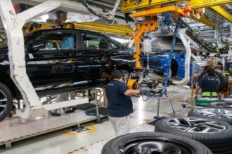 Volkswagen de México desaparecerá uno de los tres turnos de producción en su planta de Puebla.