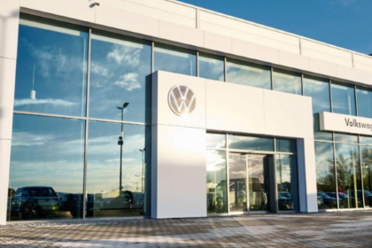 Tras votar el acuerdo, los trabajadores de Volkswagen podrán acceder a un aumento salarial y mayores prestaciones.