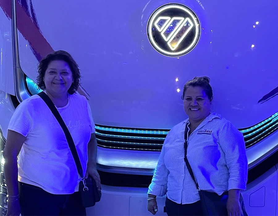 Asistentes frente al tractocamión FOTON Galaxus en XIAN Motors Guadalajara