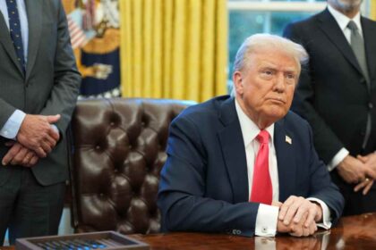 Donald Trump relaja medidas arancelarias ante Canadá.