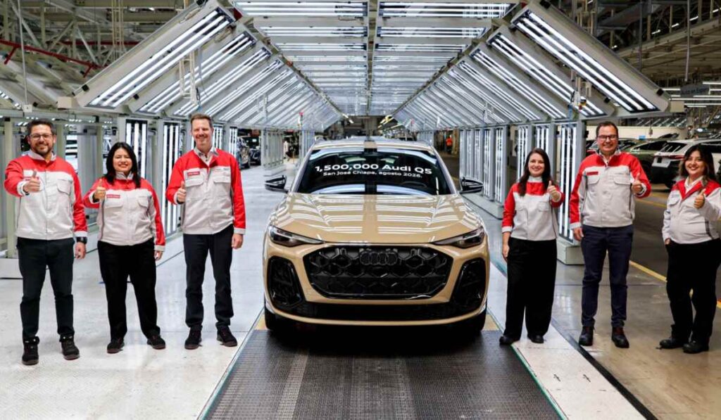 André Richter y colaboradores de Audi México celebran la producción de la unidad 1.5 millones del Audi Q5 en la planta de San José Chiapa, Puebla