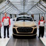 André Richter y colaboradores de Audi México celebran la producción de la unidad 1.5 millones del Audi Q5 en la planta de San José Chiapa, Puebla