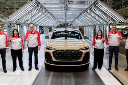 André Richter y colaboradores de Audi México celebran la producción de la unidad 1.5 millones del Audi Q5 en la planta de San José Chiapa, Puebla