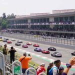 Autos clásicos y deportivos en la pista del Autódromo Hermanos Rodríguez durante el Gran Premio Histórico de la Ciudad de México 2026.