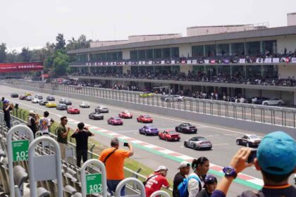 Autos clásicos y deportivos en la pista del Autódromo Hermanos Rodríguez durante el Gran Premio Histórico de la Ciudad de México 2026.