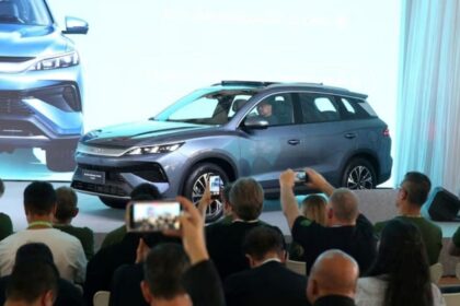 La nueva arquitectura permite alternar automáticamente entre energía eléctrica, gasolina y etanol para optimizar eficiencia y autonomía.