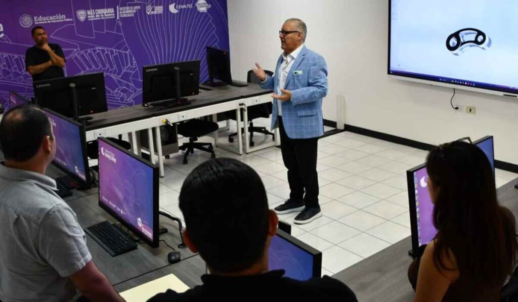 Presentación en el Centro de Ingeniería y Diseño de CENALTEC Chihuahua ante estudiantes y docentes.