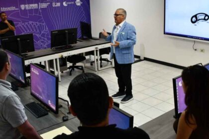 Presentación en el Centro de Ingeniería y Diseño de CENALTEC Chihuahua ante estudiantes y docentes.