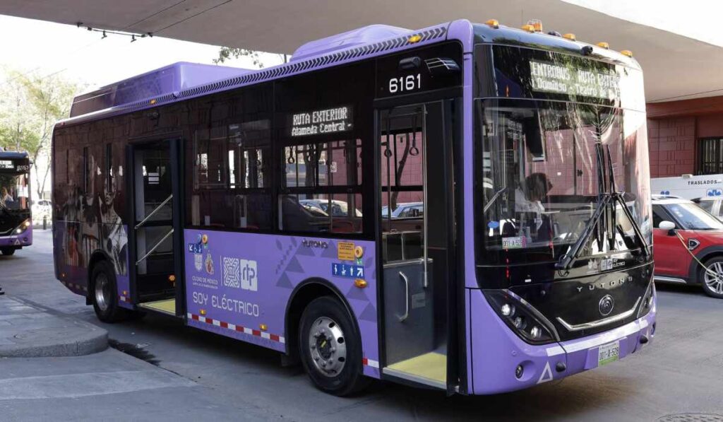 Autobús eléctrico morado del Centrobús RTP con número 6161 y leyenda "Soy Eléctrico" transitando por la Ciudad de México.