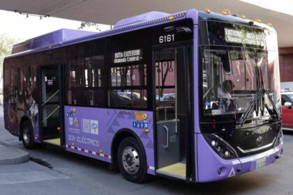 Autobús eléctrico morado del Centrobús RTP con número 6161 y leyenda "Soy Eléctrico" transitando por la Ciudad de México.