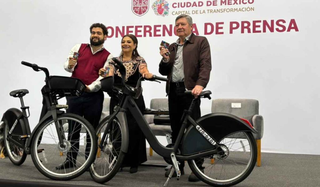 Clara Brugada y funcionarios del Gobierno de la Ciudad de México presentan la expansión del sistema ECOBICI con bicicletas en primer plano.