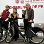 Clara Brugada y funcionarios del Gobierno de la Ciudad de México presentan la expansión del sistema ECOBICI con bicicletas en primer plano.