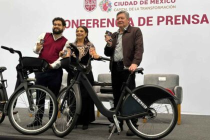 Clara Brugada y funcionarios del Gobierno de la Ciudad de México presentan la expansión del sistema ECOBICI con bicicletas en primer plano.