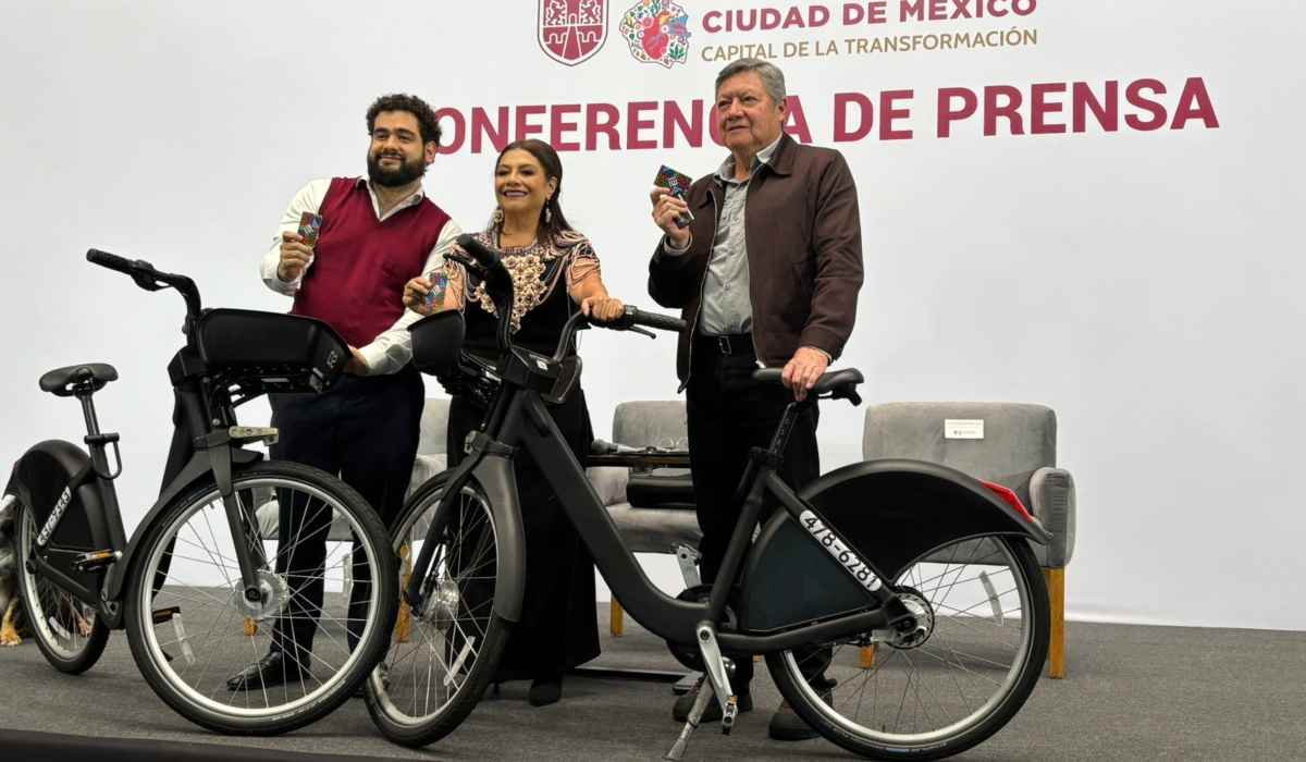 Clara Brugada y funcionarios del Gobierno de la Ciudad de México presentan la expansión del sistema ECOBICI con bicicletas en primer plano.