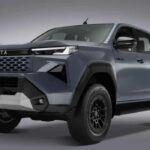 Vista frontal tres cuartos de la nueva camioneta Toyota Hilux 2027 en color gris