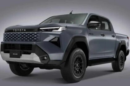 Vista frontal tres cuartos de la nueva camioneta Toyota Hilux 2027 en color gris