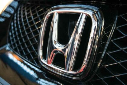 Emblema cromado de Honda en la parrilla frontal de un auto, representando las decisiones de inversión de la automotriz japonesa ante la revisión del T-MEC en Norteamérica.