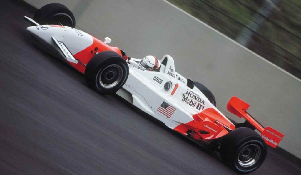 Monoplaza de carreras con motor Honda expuesto en el programa HRC Heritage Racing de Acura.