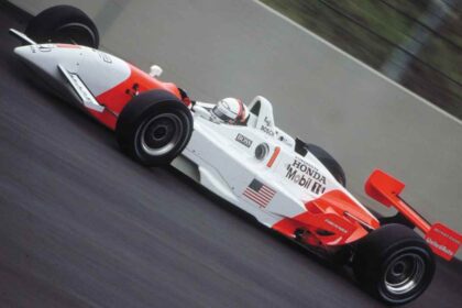 Monoplaza de carreras con motor Honda expuesto en el programa HRC Heritage Racing de Acura.