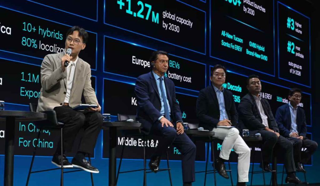 José Muñoz, presidente y CEO de Hyundai Motor Company, en un panel junto a directivos durante la presentación de la estrategia de electrificación, robótica e inteligencia artificial en el CEO Investor Day 2026.