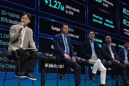 José Muñoz, presidente y CEO de Hyundai Motor Company, en un panel junto a directivos durante la presentación de la estrategia de electrificación, robótica e inteligencia artificial en el CEO Investor Day 2026.