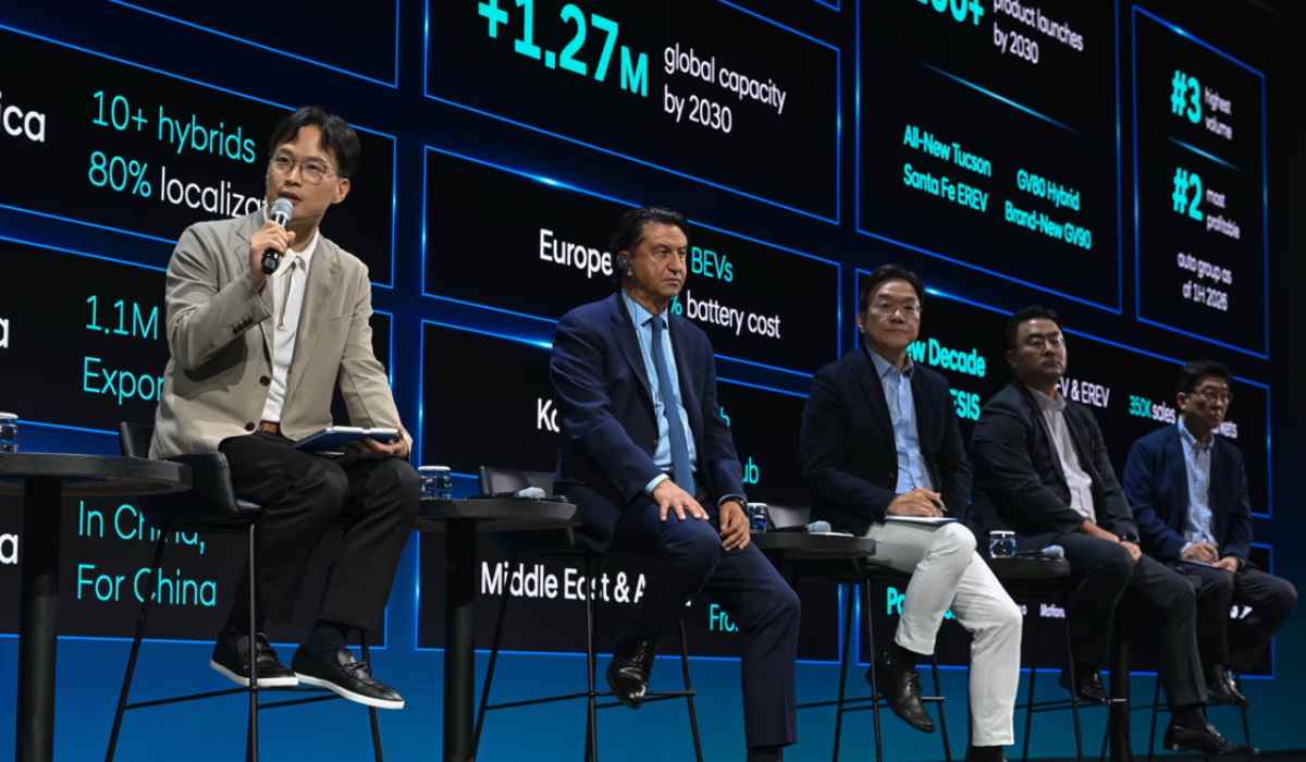 José Muñoz, presidente y CEO de Hyundai Motor Company, en un panel junto a directivos durante la presentación de la estrategia de electrificación, robótica e inteligencia artificial en el CEO Investor Day 2026.