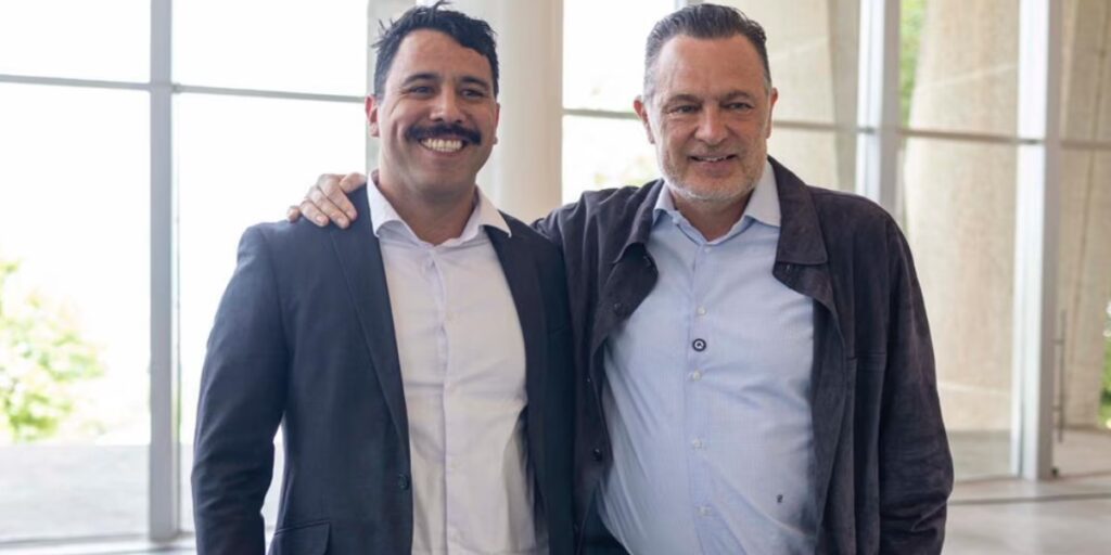(Izq.) Rafael Garza Medrano, director general de inDrive en México. y Mauricio Kuri, gobernador de Querétaro, durante el registro de inDrive ante AMEQ.