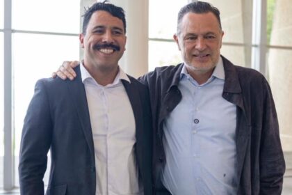 (Izq.) Rafael Garza Medrano, director general de inDrive en México. y Mauricio Kuri, gobernador de Querétaro, durante el registro de inDrive ante AMEQ.