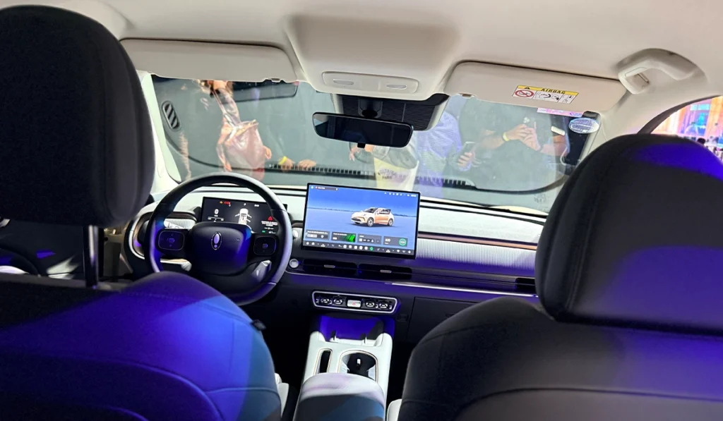 Interior del GWM ORA 5 en México con pantalla táctil de 14.6 pulgadas