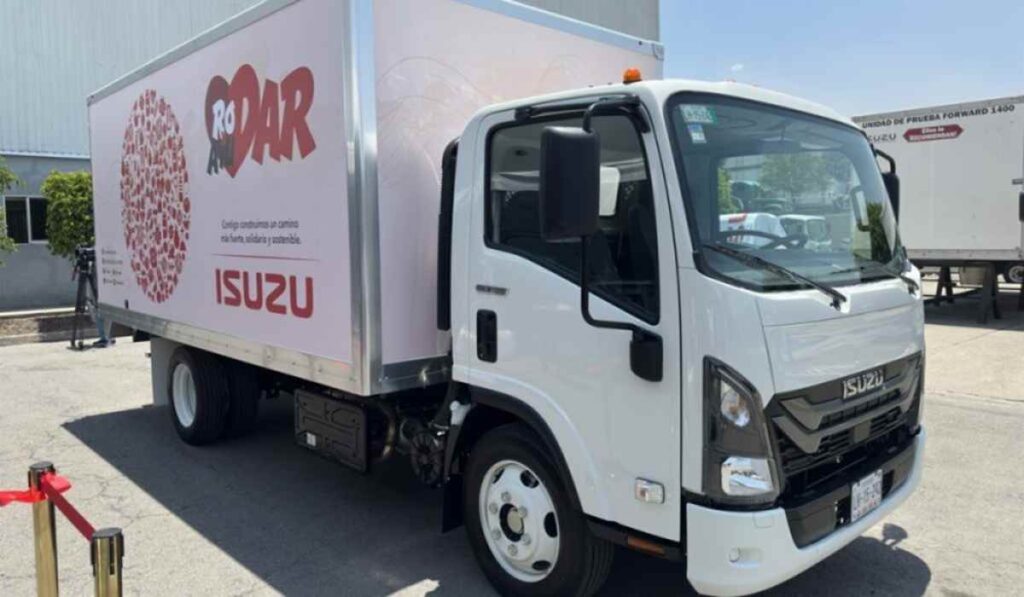 Camión ISUZU Motors de México con la caja rotulada del programa Rodar por Ayudar 2026 para la entrega de sillas de ruedas.
