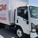 Camión ISUZU Motors de México con la caja rotulada del programa Rodar por Ayudar 2026 para la entrega de sillas de ruedas.